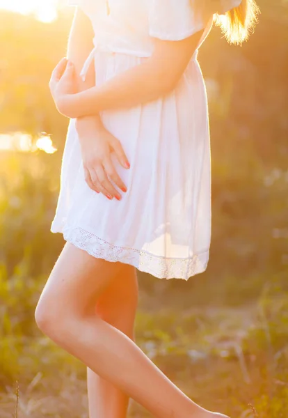 Candid Zorgeloos Schattig Vrouw Veld Overslaan Bij Zonsondergang Zomer — Stockfoto