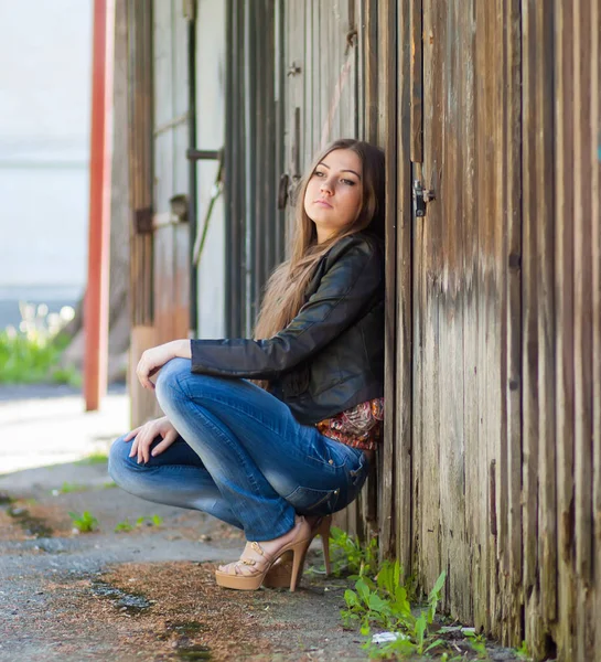 Magnifique Jeune Femme Aux Cheveux Longs Posant Contre Une Clôture — Photo