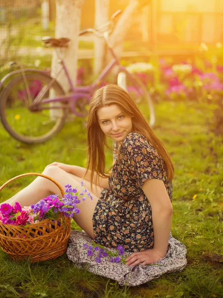 Mooie Jonge Vrouw Jurk Zittend Het Gras Buurt Van Oude — Stockfoto
