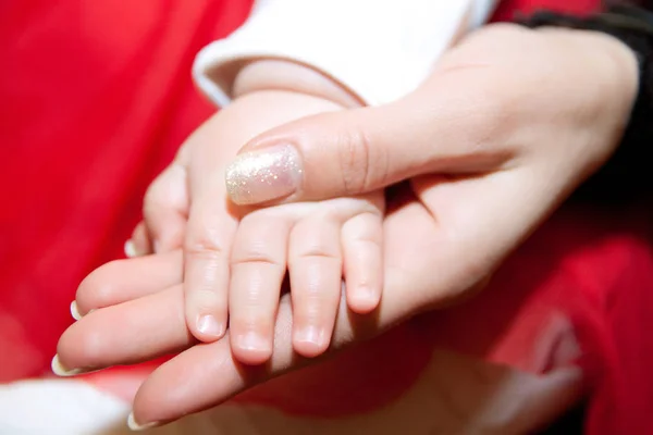 Madre Cogida Mano Pequeña Hija Primer Plano — Foto de Stock