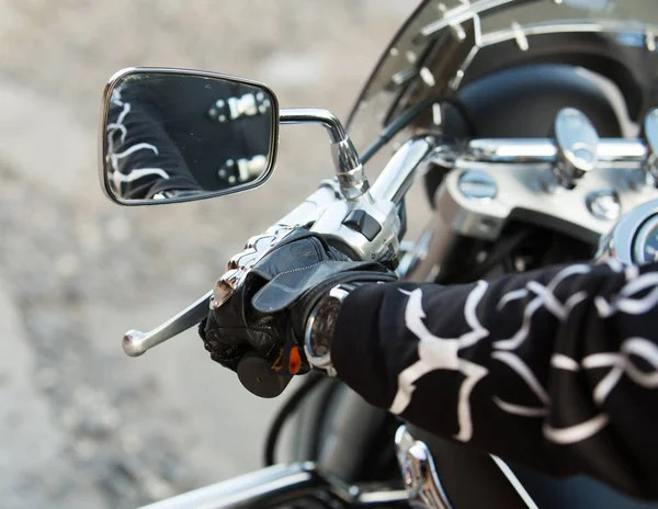 Рука Байкера Лежит Руле Мотоцикла — стоковое фото