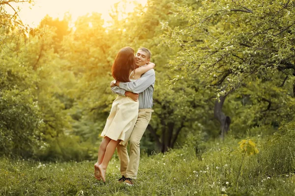 Happy Couple Hugging Summer Park Sunset — Stock Photo, Image