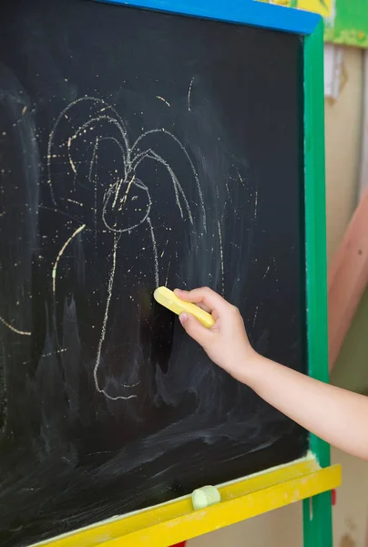 Kinder Halten Eine Weiße Kreide Der Hand Schreiben Oder Zeichnen — Stockfoto