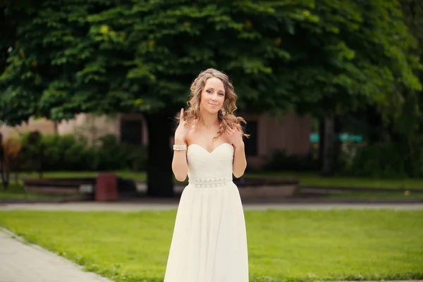 Bela Jovem Mulher Luxo Vestido Elegante Posando Parque Verão — Fotografia de Stock