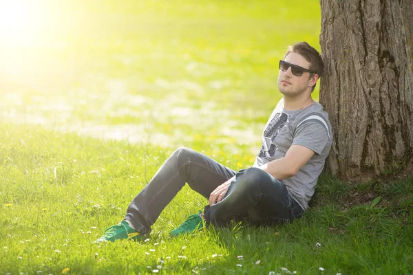 Retrato Íntimo Homem Com Óculos Sol Fora Parque — Fotografia de Stock