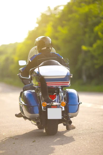 道路に大きなチョッパー バイクに不明な座っているマスクのバイカー — ストック写真