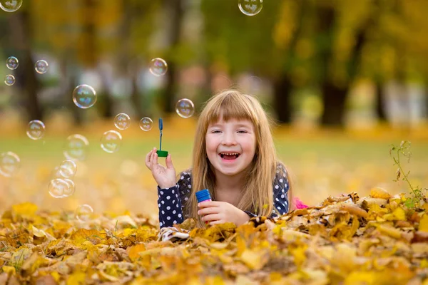 Счастливая Маленькая Девочка Пускающая Мыльные Пузыри Открытом Воздухе Осеннем Парке — стоковое фото