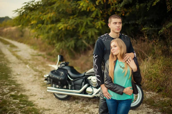 Pareja Joven Con Hermosa Bicicleta Carretera —  Fotos de Stock