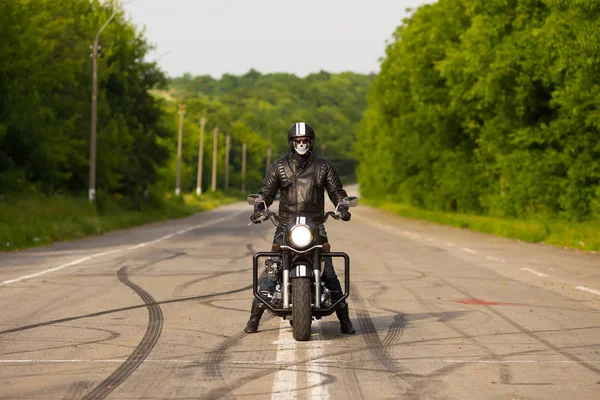 マスクと道路に大きなバイクに座ってヘルメットでバイクに乗る人 — ストック写真