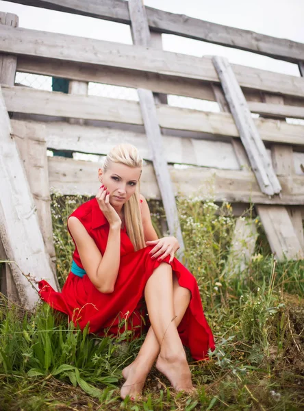 Portrait Belle Jeune Femme Posant Robe Rouge Près Une Vieille — Photo