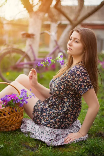 Bela Jovem Mulher Vestido Sentado Grama Com Cesta Flores — Fotografia de Stock