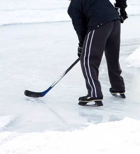 Uomo Con Pattini Ghiaccio Bastone Sul Ghiaccio Invernale Giocare Hockey — Foto Stock