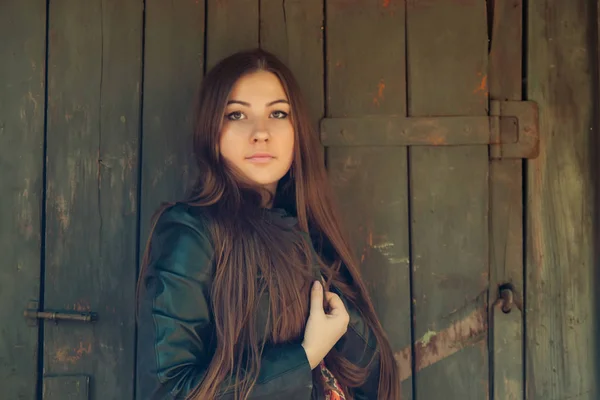 Hinreißende Junge Frau Mit Langen Haaren Posiert Gegen Holzzaun — Stockfoto