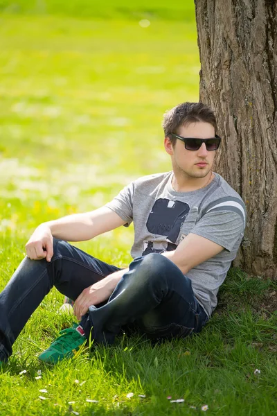 Retrato Íntimo Homem Com Óculos Sol Fora Parque — Fotografia de Stock