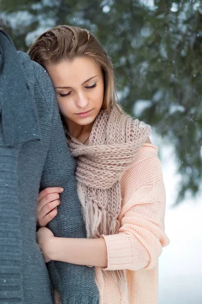 Happy Young Couple Hugging Winter Park — Stock Photo, Image