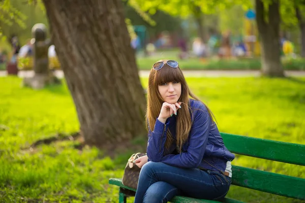 Mooie Fashion Lachende Vrouw Met Handtas Zitten Wachten Een Bankje — Stockfoto