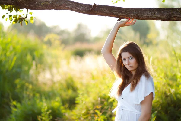 Candid Sauter Insouciante Adorable Femme Dans Champ Coucher Soleil Été — Photo