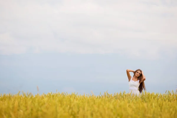 Красивая Молодая Женщина Позирует Летнем Пшеничном Поле — стоковое фото