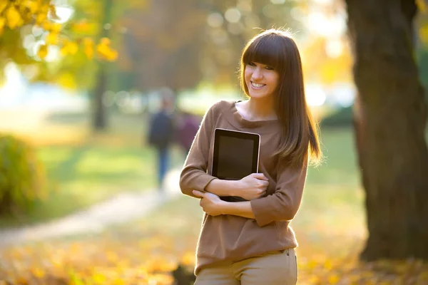 Giovane Donna Sorridente Con Tablet Nel Parco Autunnale — Foto Stock