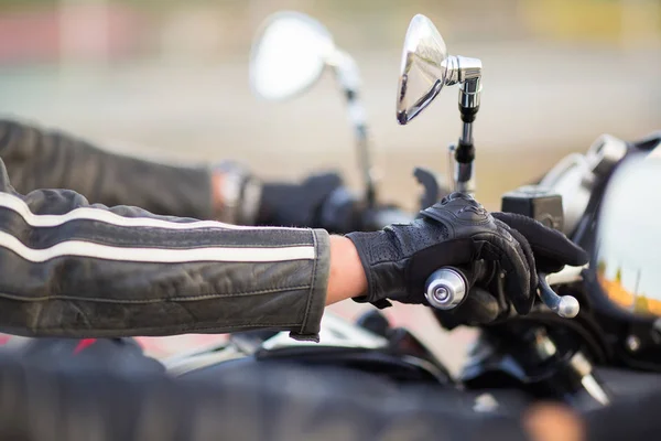 バイクに乗る人の手にかかっているステアリング ホイール オートバイ — ストック写真