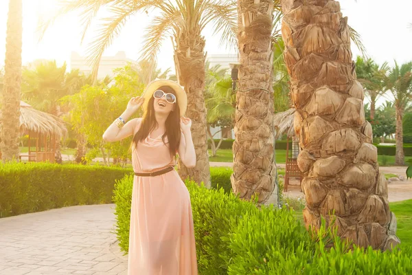 Beautiful Young Woman Posing Tropical Resort — Stock Photo, Image