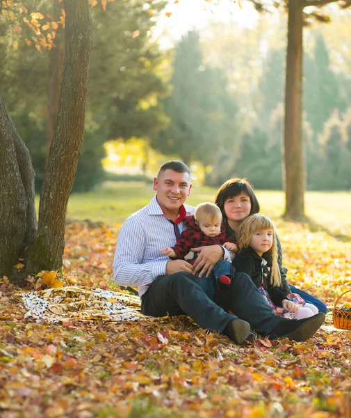 Szczęśliwa Rodzina Siedzi Trawie Parku Jesień — Zdjęcie stockowe