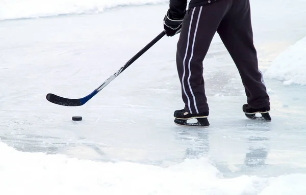 Uomo Con Pattini Ghiaccio Bastone Sul Ghiaccio Invernale Giocare Hockey — Foto Stock