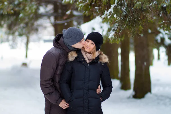 Feliz Jovem Casal Divertindo Parque Inverno — Fotografia de Stock