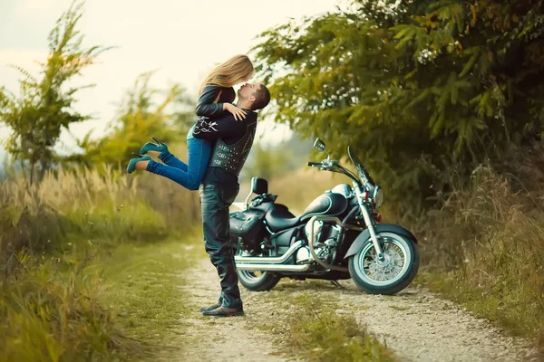 Yolda güzel bisiklet ile genç çift.