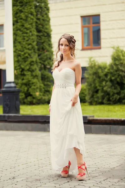 Bella Giovane Donna Abito Elegante Lusso Posa Nel Parco Estivo — Foto Stock