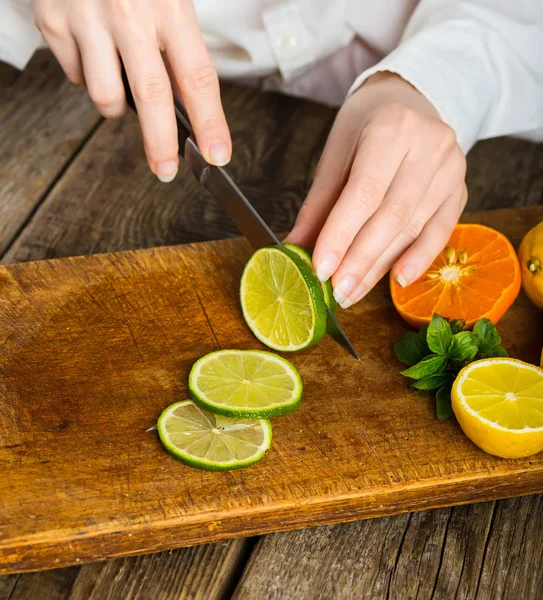 Manos Femeninas Cortando Lima Sobre Mesa Madera Cocina —  Fotos de Stock