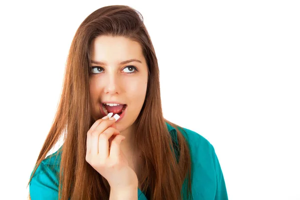 Jonge Lachende Vrouw Kauwgom Geïsoleerd Witte Achtergrond — Stockfoto