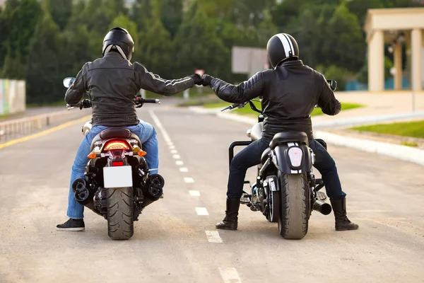 Dos Motociclistas Motocicletas Apretón Manos Con Nudillos Carretera Imágenes de stock libres de derechos