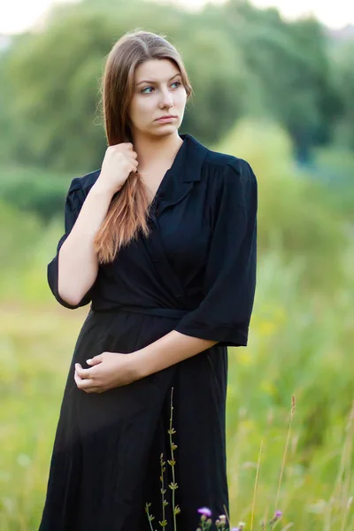 Candid Overslaan Zorgeloos Schattig Vrouw Het Veld Bedrijf Haar Rechtenvrije Stockafbeeldingen