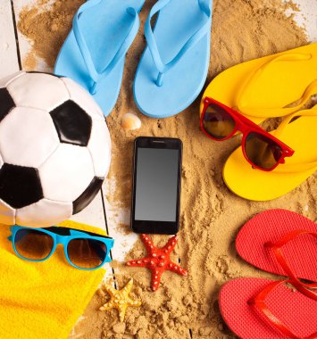 Flip flop, top, telefon, deniz kabuğu ve tropikal flo ile deniz yıldızı