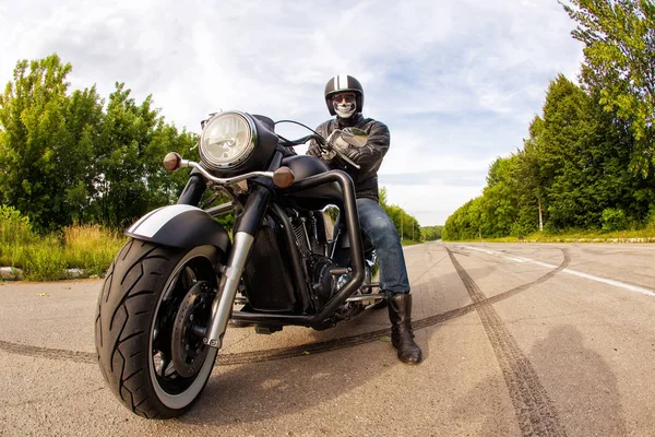 道路に大きなチョッパー バイクに不明な座っているマスクのバイカー — ストック写真