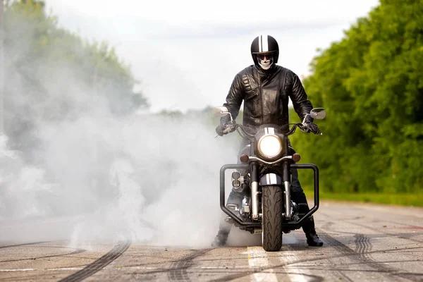 バイカー煙 o 道路における不明な大きなチョッパー バイクと一緒に暮らす — ストック写真