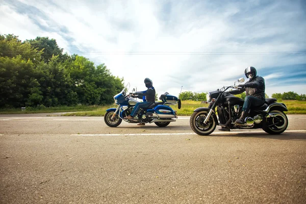 Câmera lenta, dois motociclistas andando de moto desconhecida com movem desfocado — Fotografia de Stock