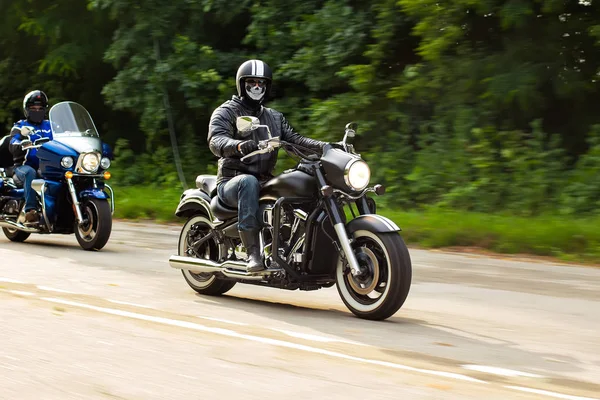 Câmera lenta, dois motociclistas andando de moto desconhecida com movem desfocado — Fotografia de Stock