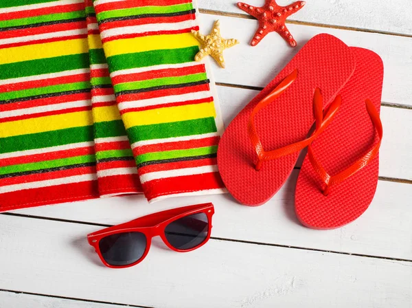 Sapatos chinelos e óculos de sol de jovens perto da piscina do hotel — Fotografia de Stock