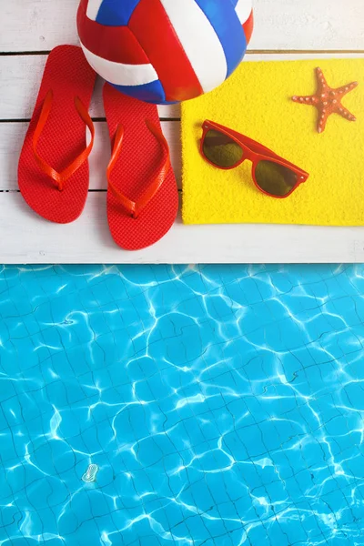 Sapatos chinelos e óculos de sol de jovens perto da piscina do hotel — Fotografia de Stock