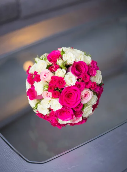 Wedding saturate pink rose bouquet of bride on black — Stock Photo, Image