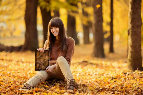 Lachende Meisje Met Tablet Herfst Landschap Buitenshuis Stockfoto