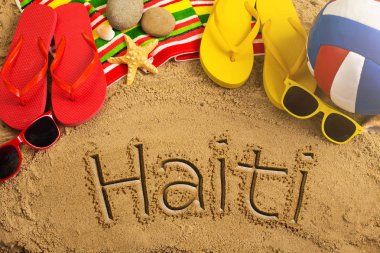 Kumlu plaj, renkli kayış ayakkabı, güneş gözlüğü yaz kavramı