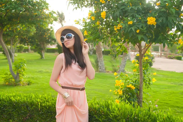 Mujer de primavera en vestido de verano de pie en park .Playful y beaut Imagen de archivo