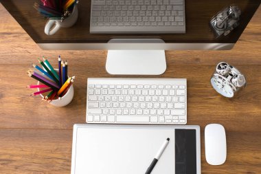 Modern Ofis İşyeri dijital tablet, Not defteri, renkli kalem, Gözlük, sabah ile