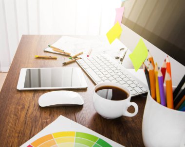 Modern Ofis İşyeri dijital tablet, Not defteri, renkli kalem, Gözlük, sabah ile