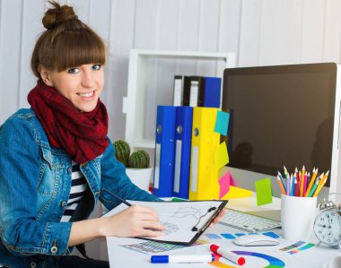 bir şey ofiste grafik tablet çizim kot ceketli genç kadın sanatçı