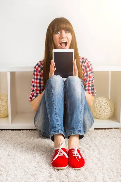 Donna Attraente Sdraiata Sul Pavimento Utilizzando Tablet Fare Compiti Casa — Foto Stock