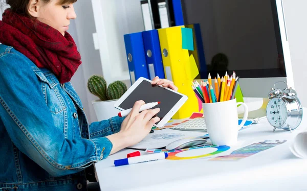 Bir Şey Ofiste Grafik Tablet Çizim Kot Ceketli Genç Kadın — Stok fotoğraf
